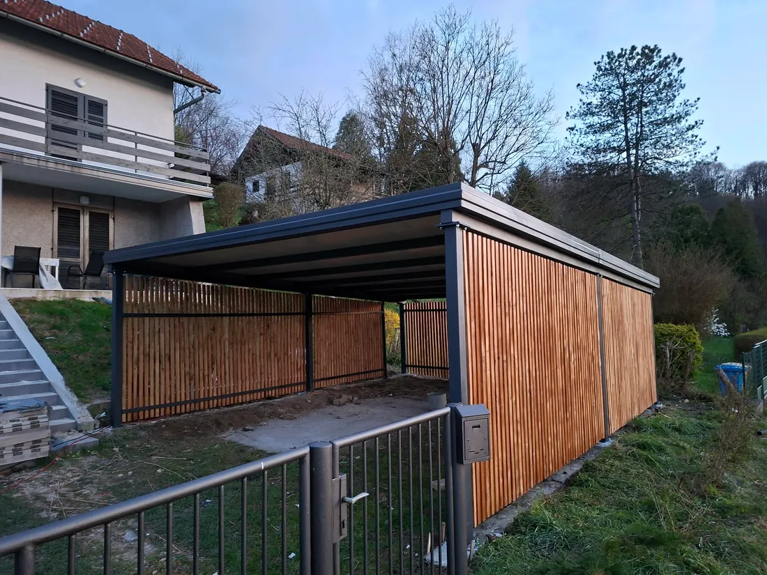 Nadstrešnica za dva automobila s drvenom bočnom oblogom