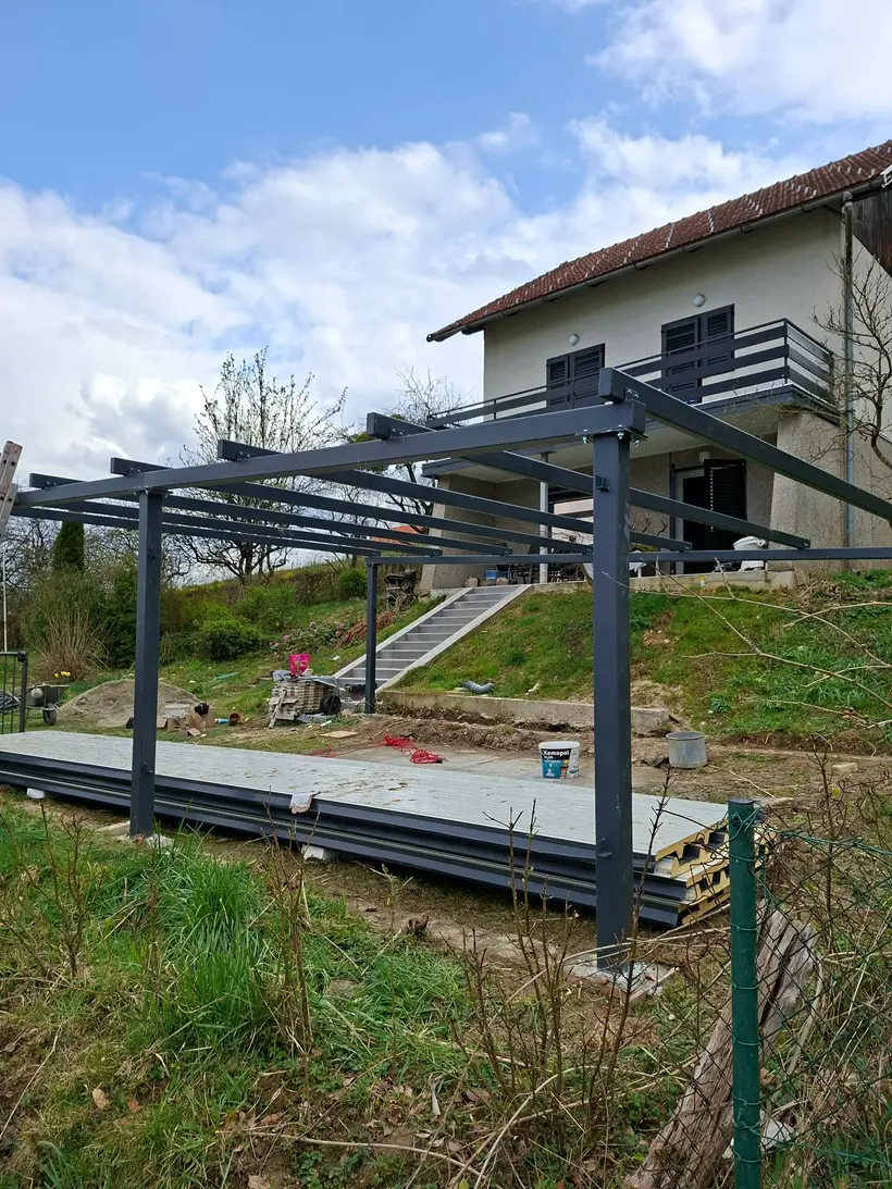 Metalna konstrukcija tijekom montaže na kosom terenu